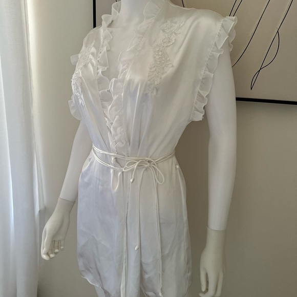 Intimo Cream Ruffled Kimono - Picture 4 of 10